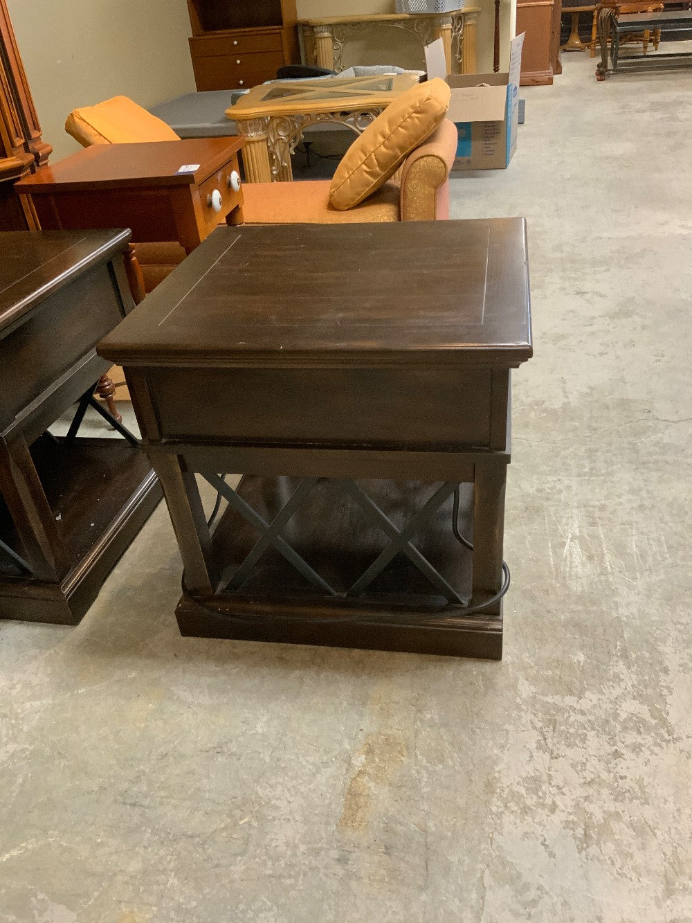 End Table w/ Plug-in|283591