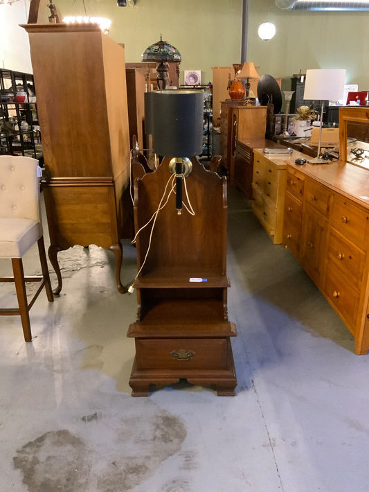 Vtg Nightstand with Lamp|286905