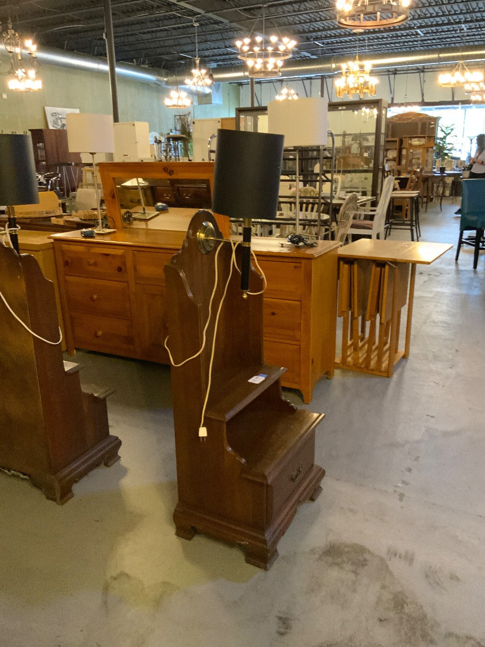 Vtg Nightstand with Lamp|286908