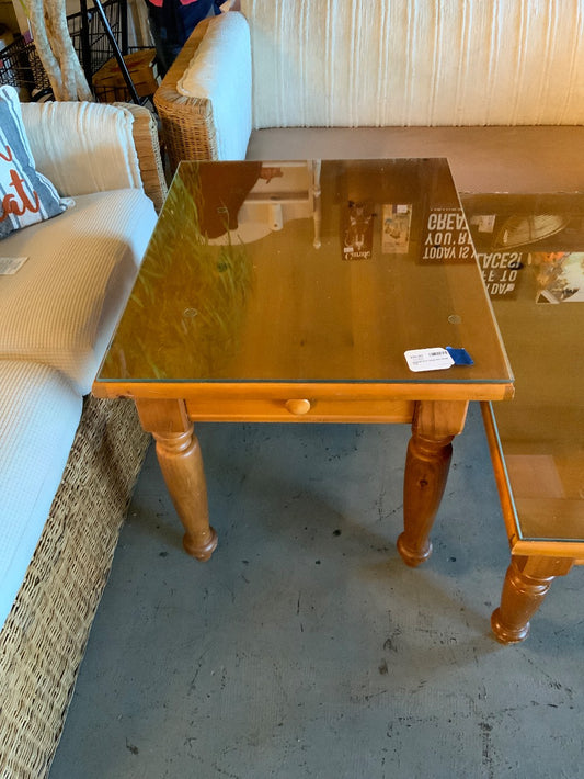 Bassett End Table with Glass Top|286968