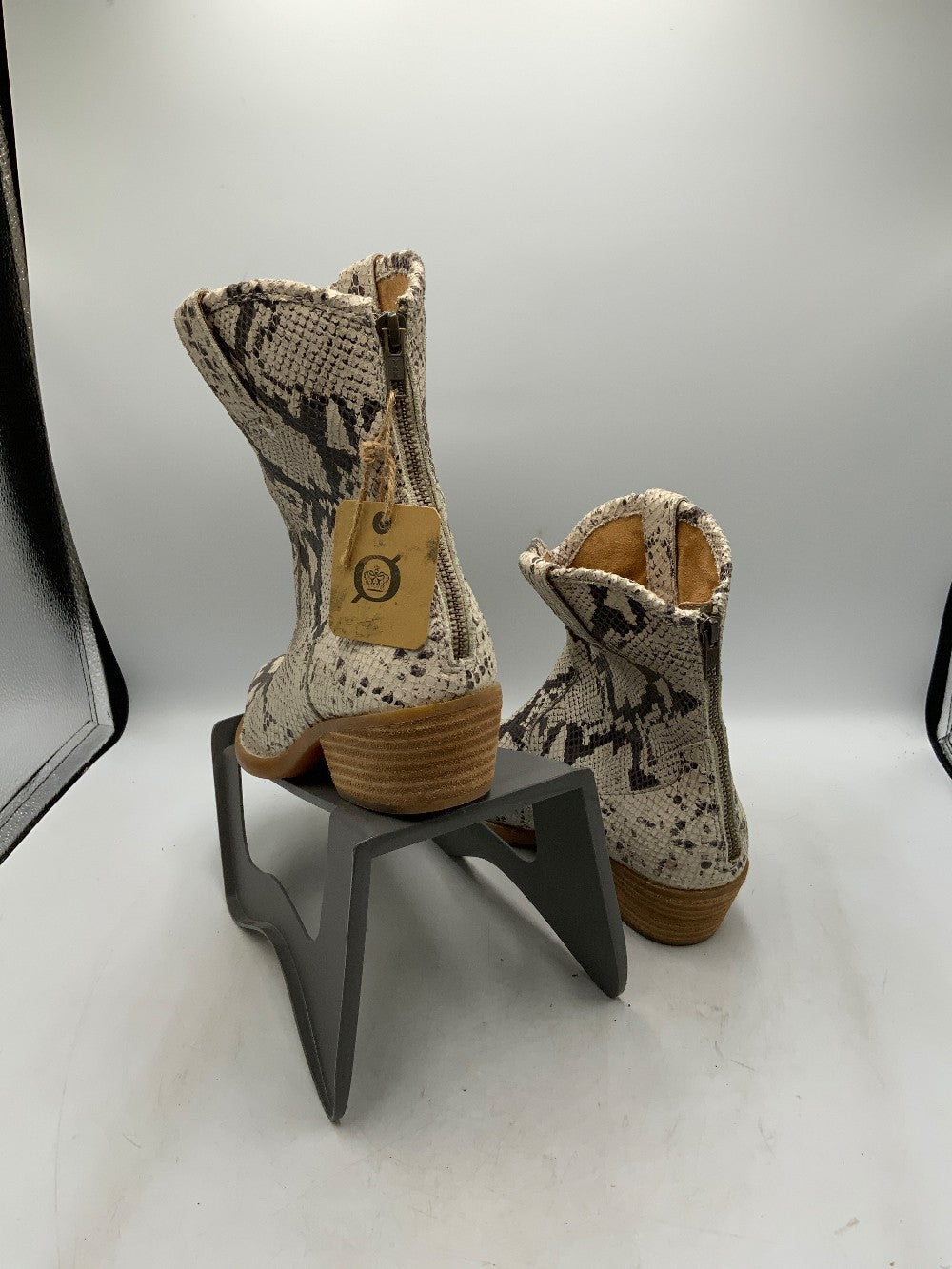 NEW Born Booties Sz 8.5|287611