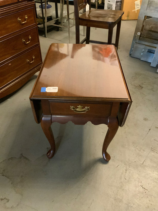 Cherry Delwood Drop Leaf accent Table|287921