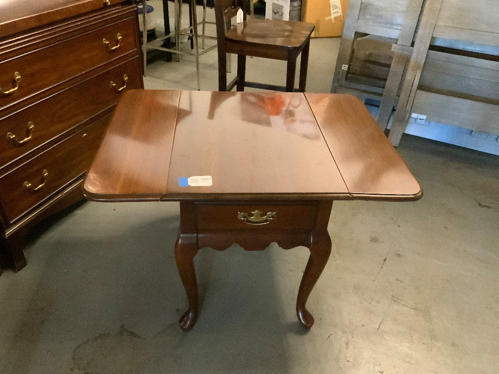 Cherry Delwood Drop Leaf accent Table|287922
