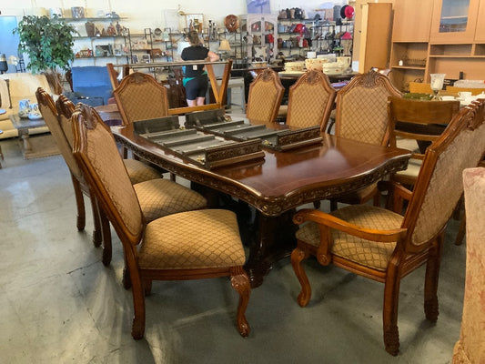 Ornate Table w/ 8 Chairs & 2 Leaves|289308