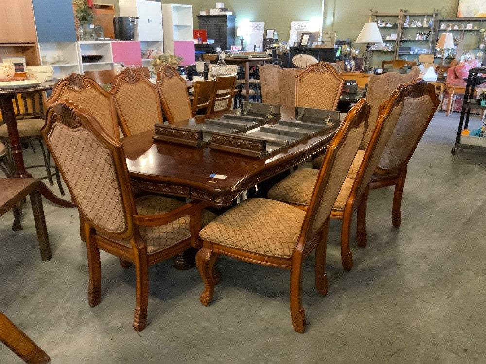Ornate Table w/ 8 Chairs & 2 Leaves|289309
